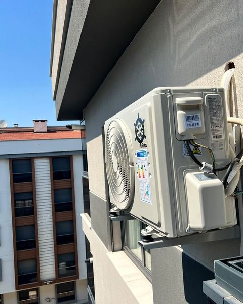 Bina cephesine konsol ile monte edilmiş klima dış ünitesi