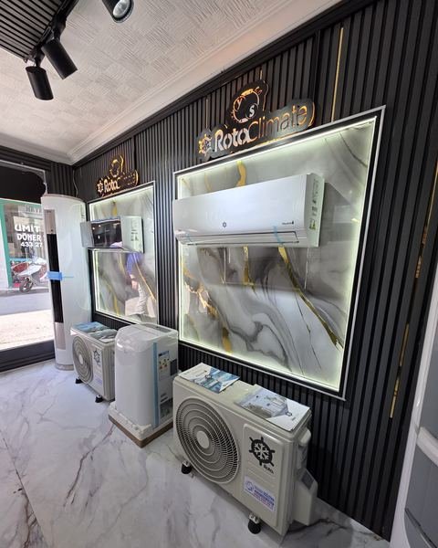 Showroom içinde duvar panellerinde ve zeminde sergilenen klimalar